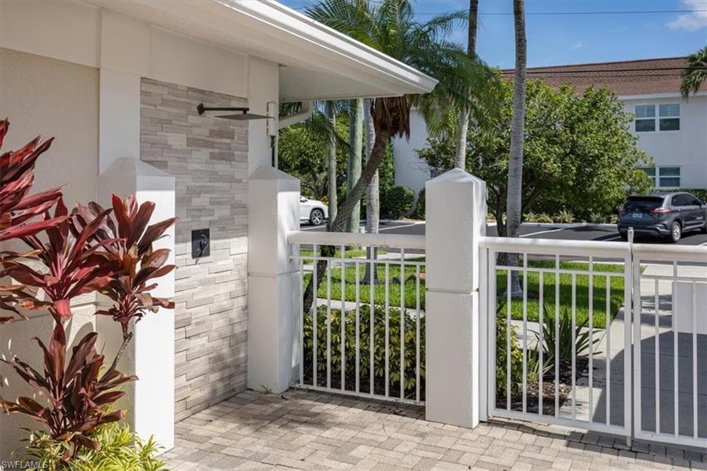 626 12th Ave S 626, Naples, FL 34102-40