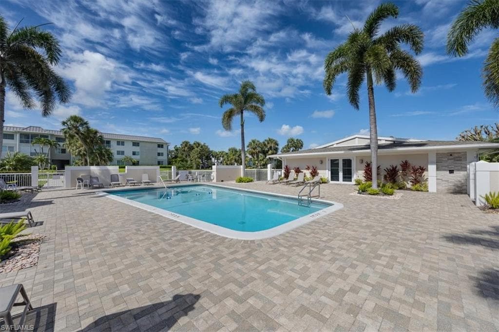 626 12th Ave S 626, Naples, FL 34102-46