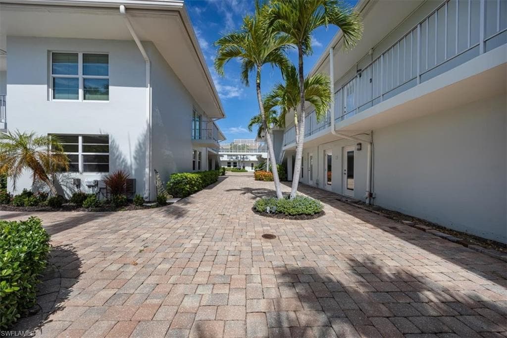 626 12th Ave S 626, Naples, FL 34102-3