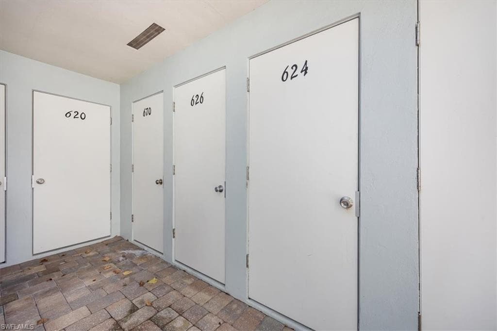 626 12th Ave S 626, Naples, FL 34102-5