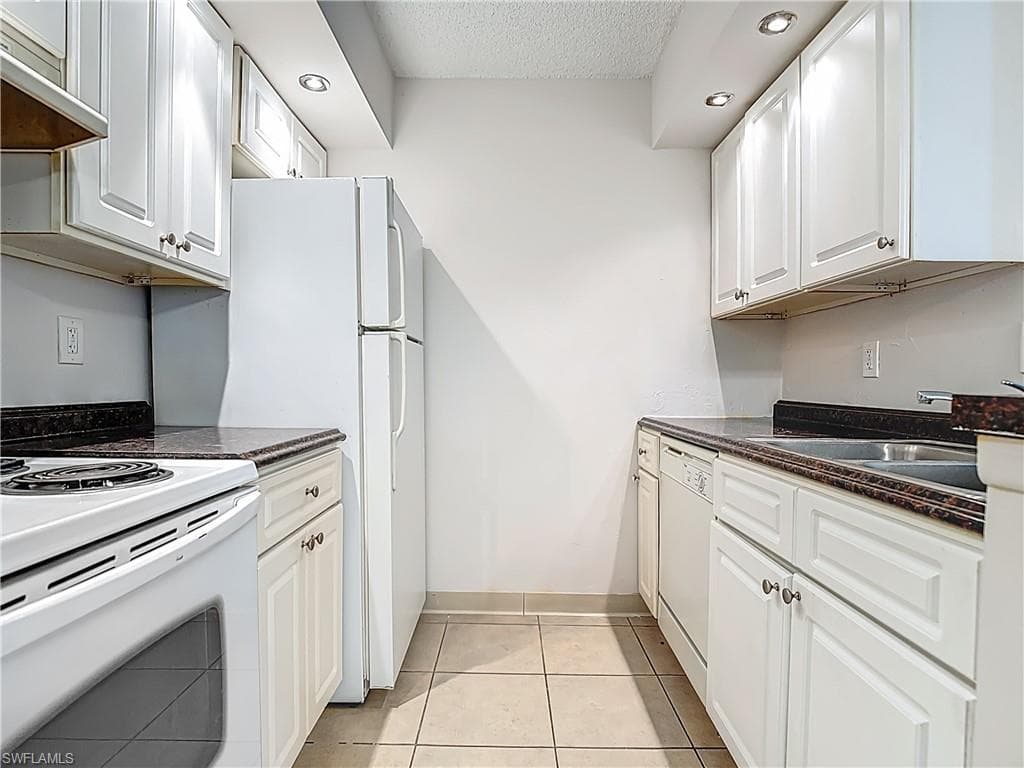 194 Santa Clara Dr 12, Naples, FL 34104-15