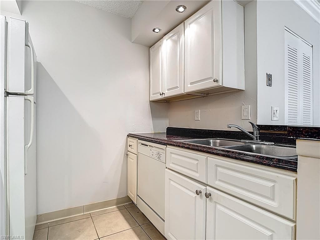 194 Santa Clara Dr 12, Naples, FL 34104-16
