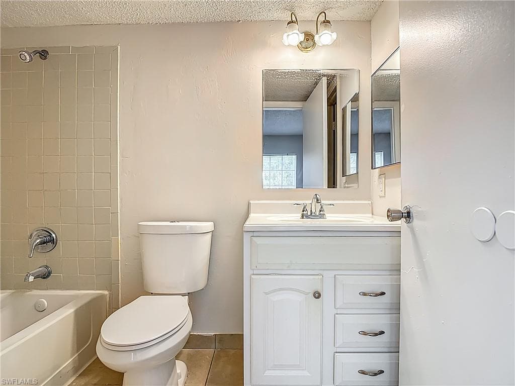 194 Santa Clara Dr 12, Naples, FL 34104-23