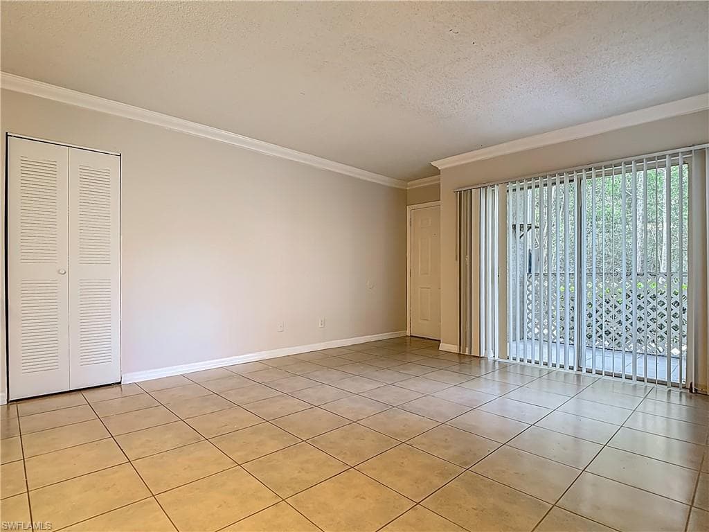194 Santa Clara Dr 12, Naples, FL 34104-6