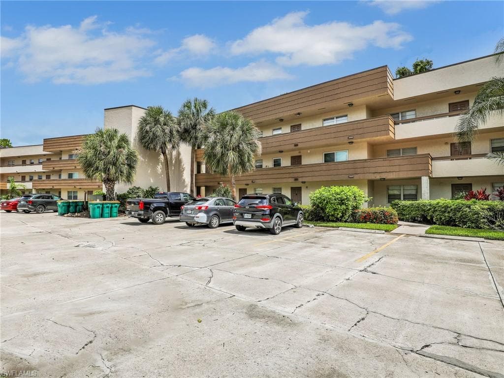 499 Forest Lakes Blvd 207, Naples, FL 34105-2