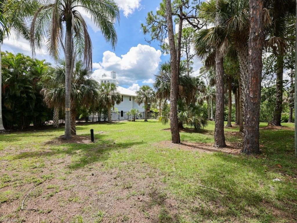 1675 Avion Pl, Naples, FL 34104-9
