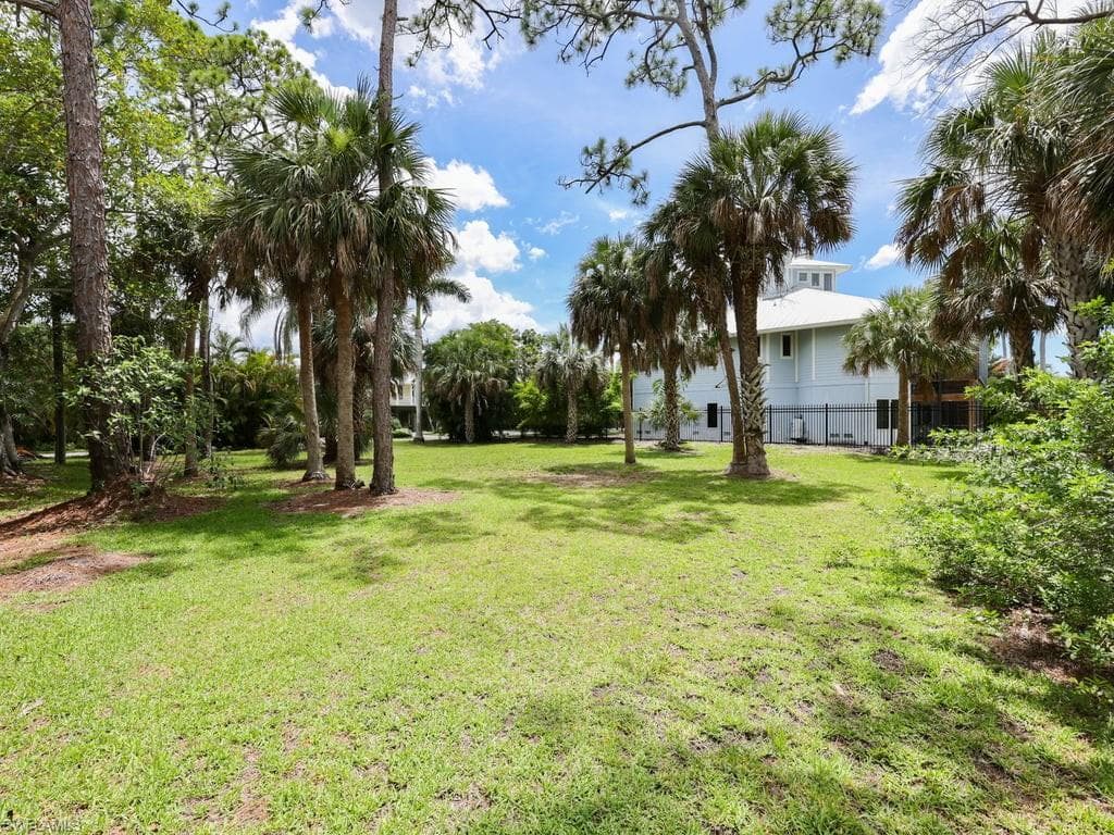 1675 Avion Pl, Naples, FL 34104-10