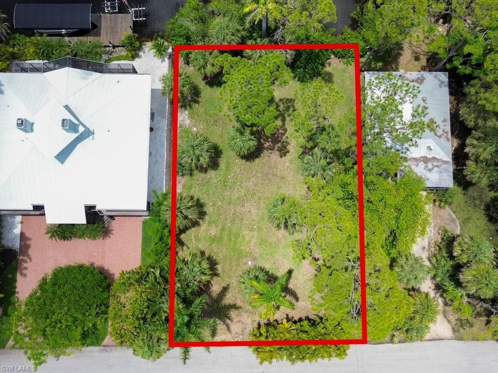 1675 Avion Pl, Naples, FL 34104-3