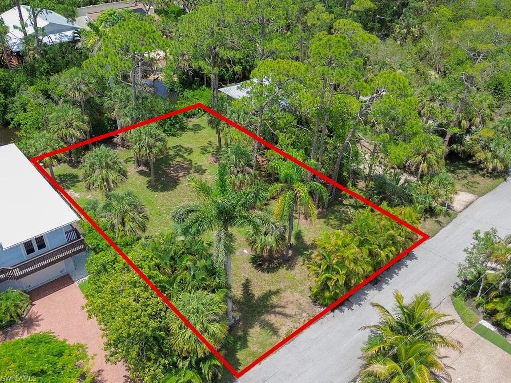 1675 Avion Pl, Naples, FL 34104-4