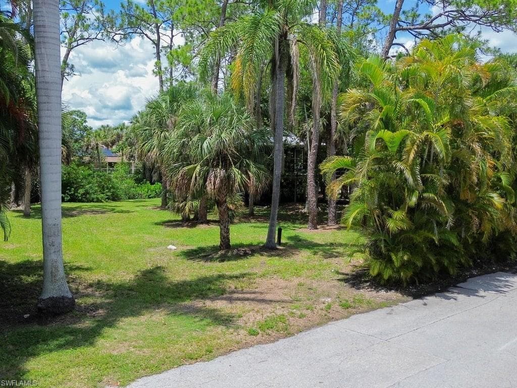 1675 Avion Pl, Naples, FL 34104-5