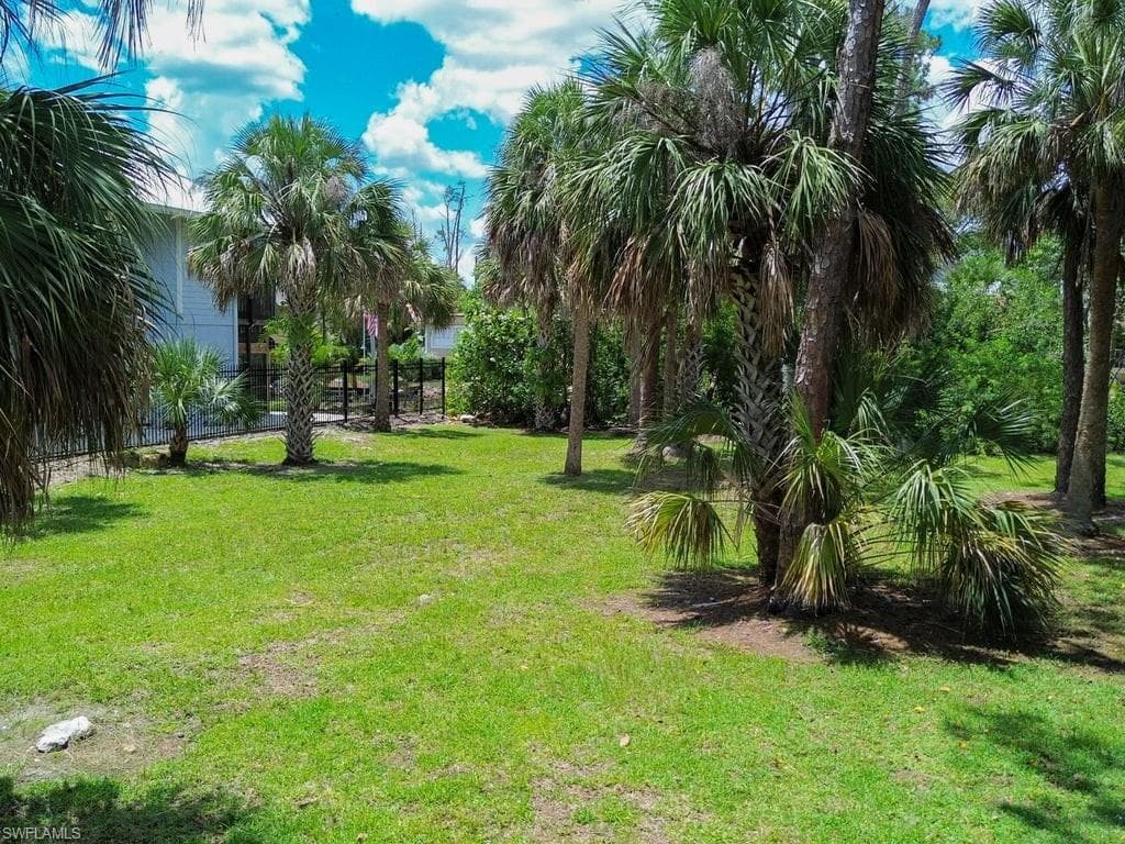 1675 Avion Pl, Naples, FL 34104-6