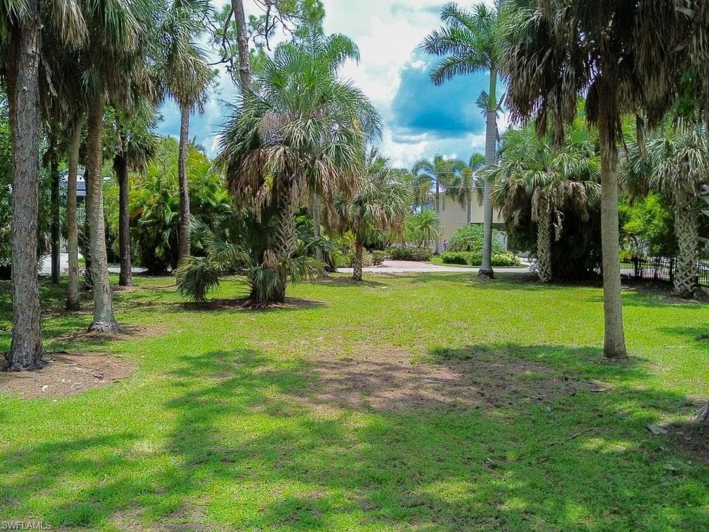 1675 Avion Pl, Naples, FL 34104-7