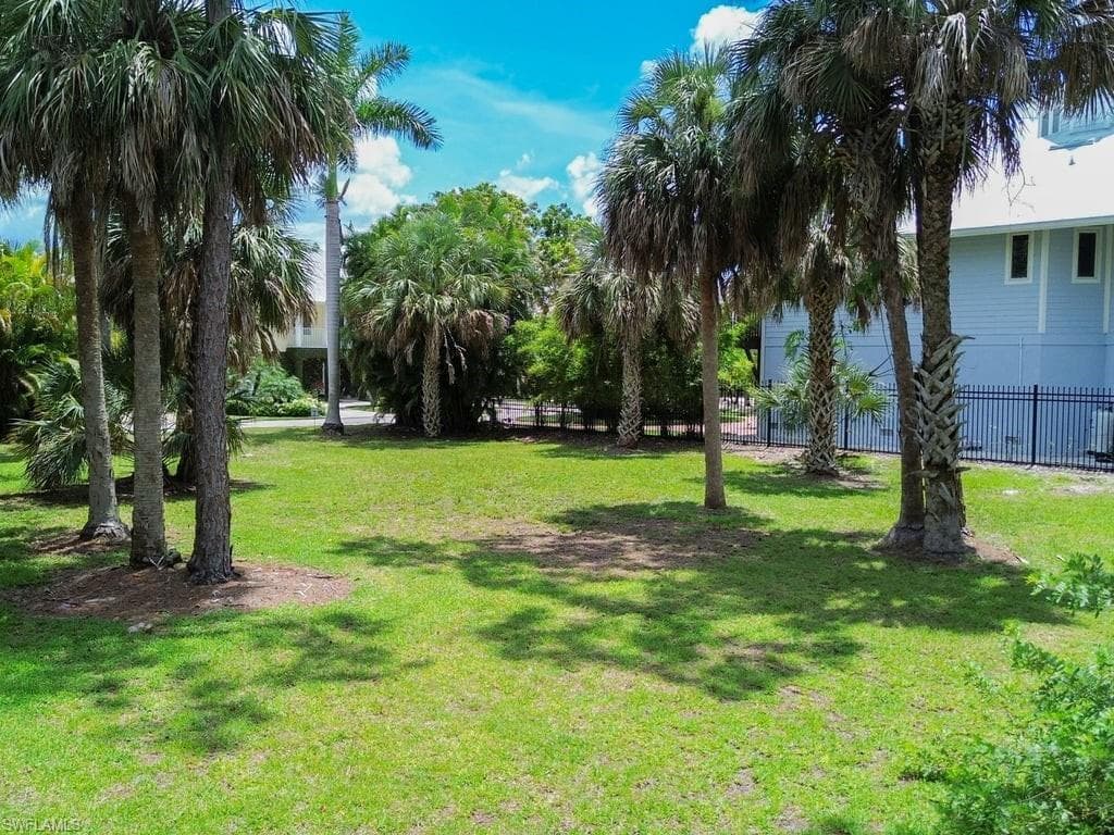 1675 Avion Pl, Naples, FL 34104-8