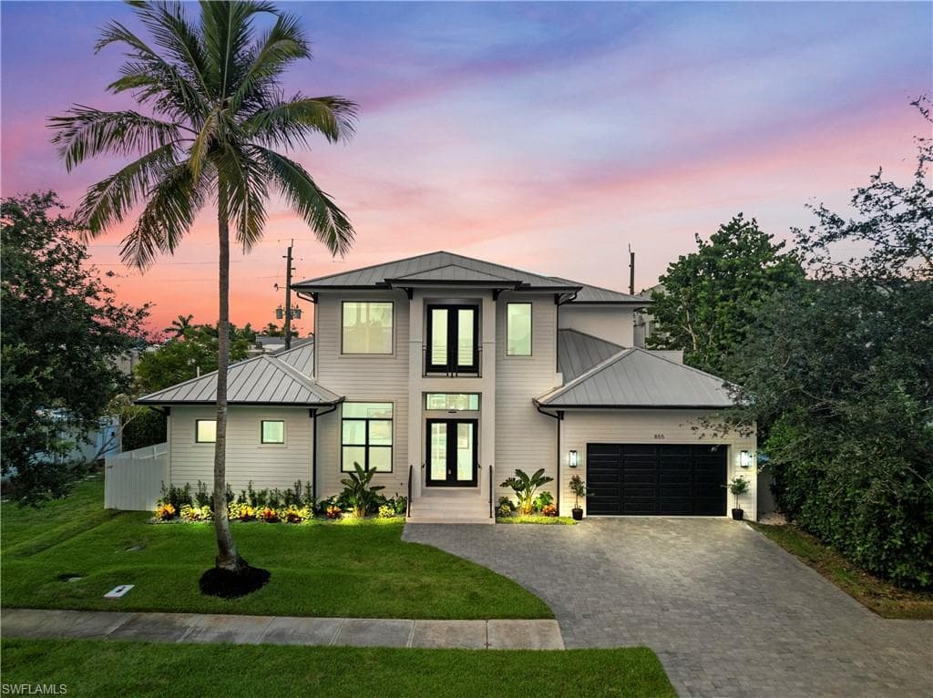 855 10th St N, Naples, FL 34102-1