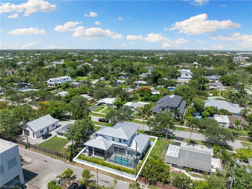 855 10th St N, Naples, FL 34102-37