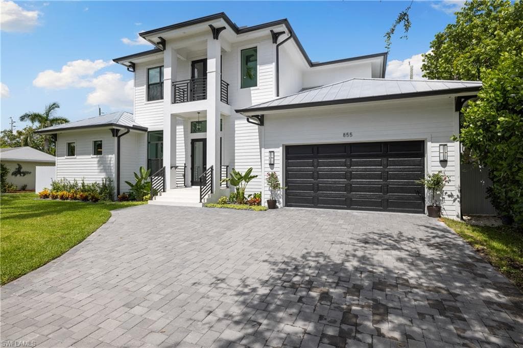 855 10th St N, Naples, FL 34102-6