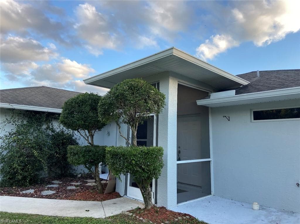 914 Avery St E, Lehigh Acres, FL 33974-1