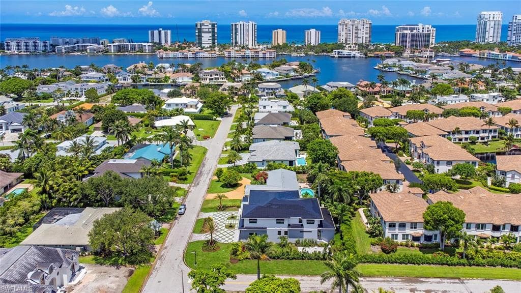 655 Parkview Ln, Naples, FL 34103-38