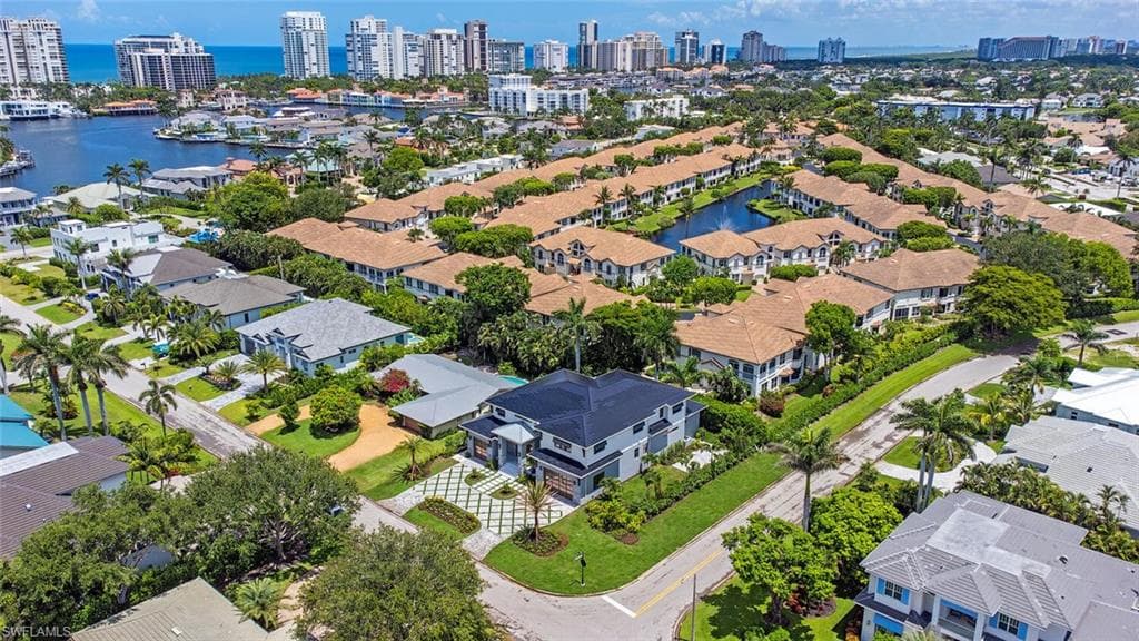 655 Parkview Ln, Naples, FL 34103-3
