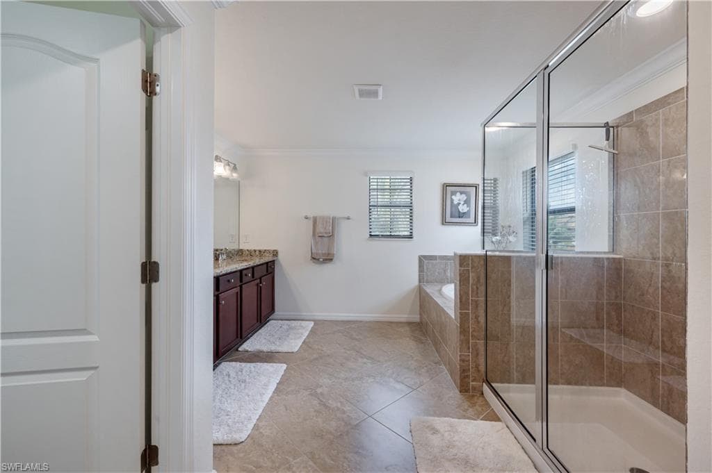 9425 Glenforest Dr, Naples, FL 34120-25
