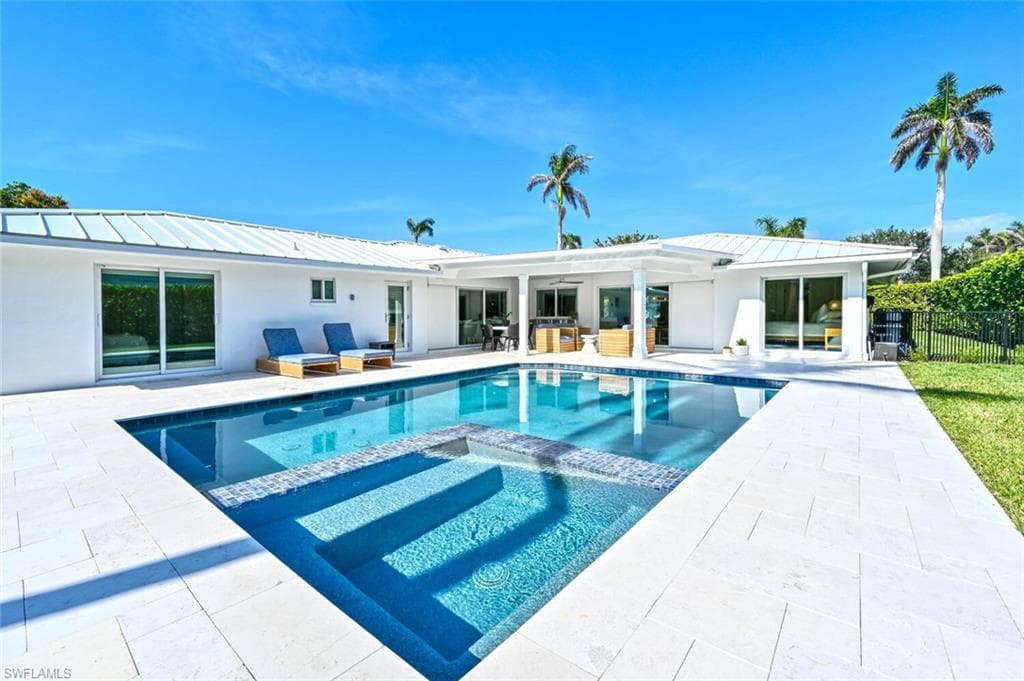 646 Park Shore Dr, Naples, FL 34103-2