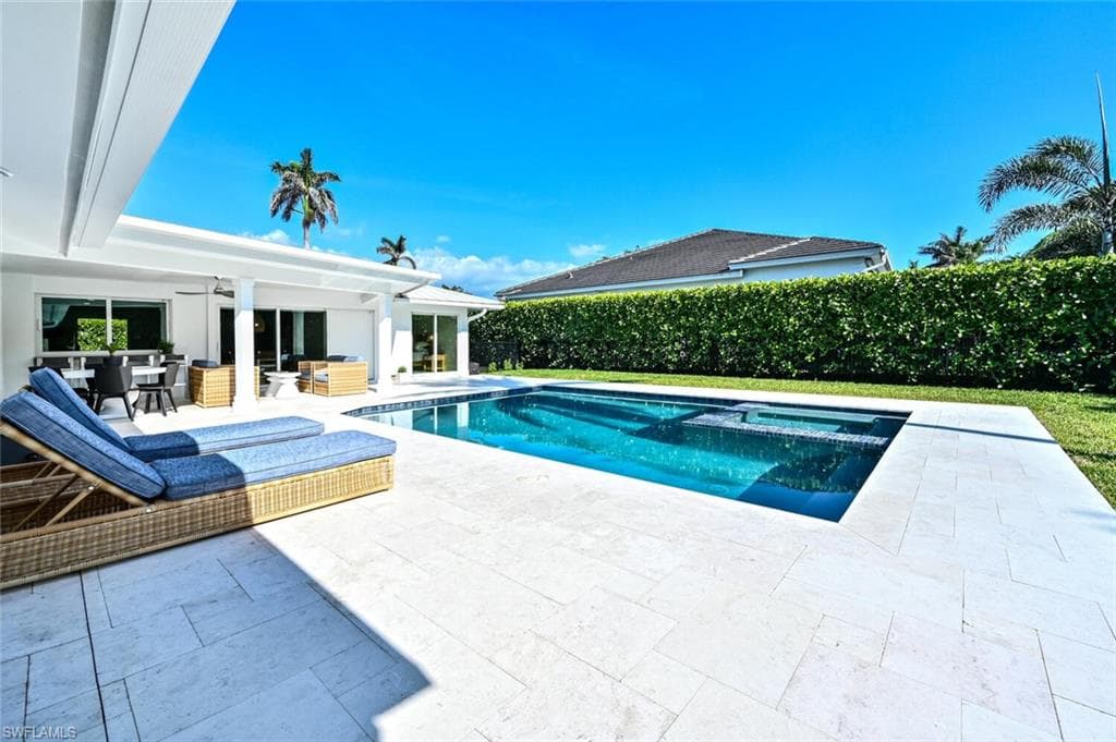 646 Park Shore Dr, Naples, FL 34103-5