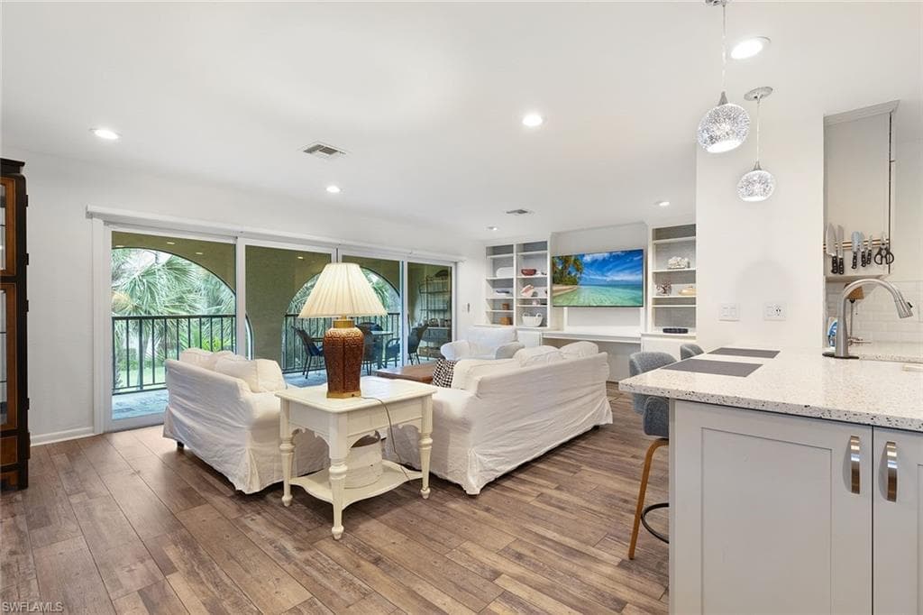 3360 10th St N 1210, Naples, FL 34103-8