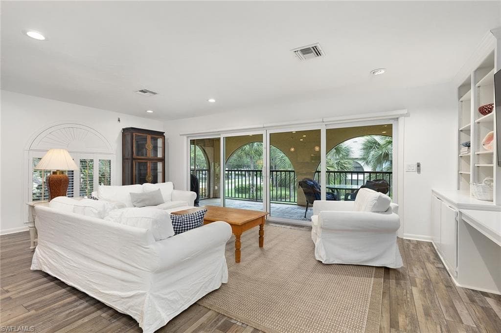 3360 10th St N 1210, Naples, FL 34103-2