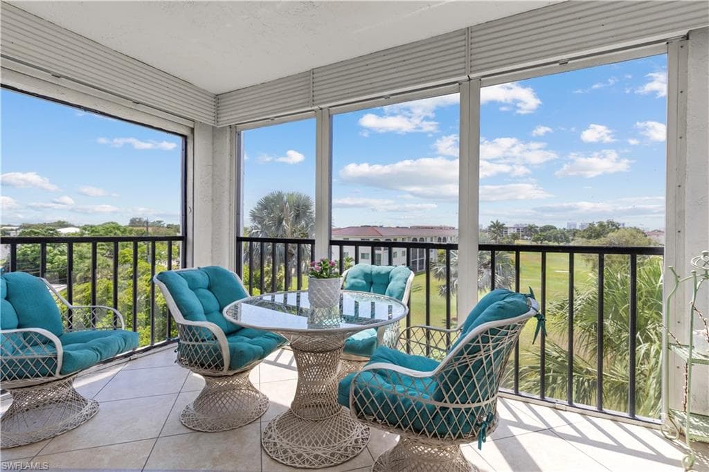 37 High Point Cir E 401, Naples, FL 34103-1