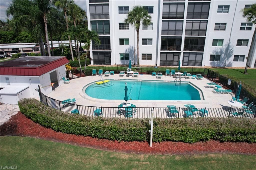 37 High Point Cir E 401, Naples, FL 34103-21