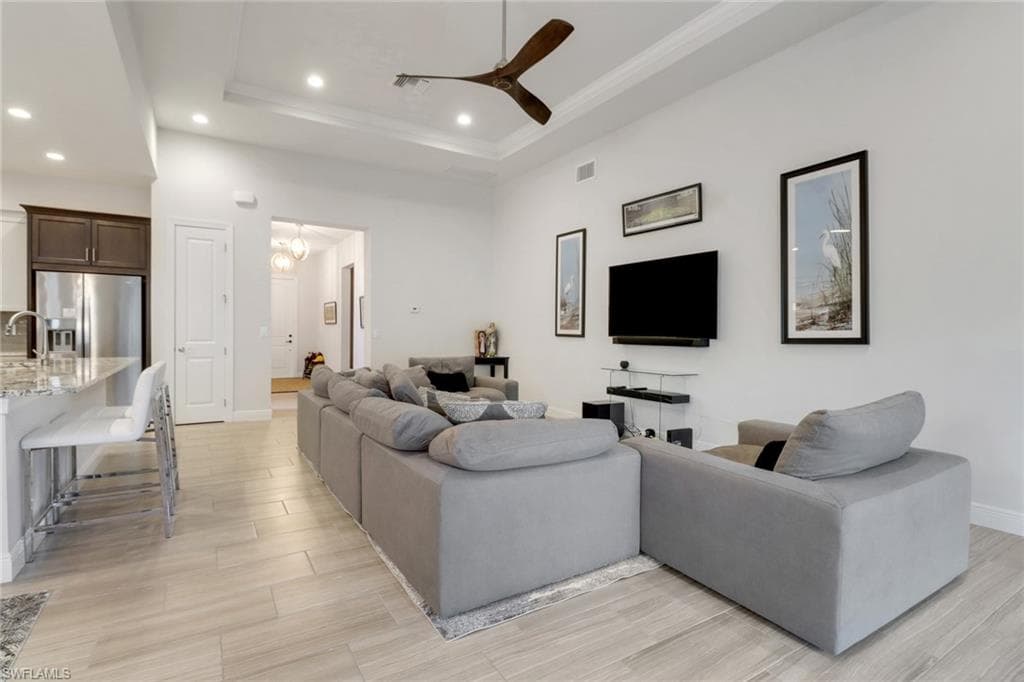 8913 Redonda Dr, Naples, FL 34114-8