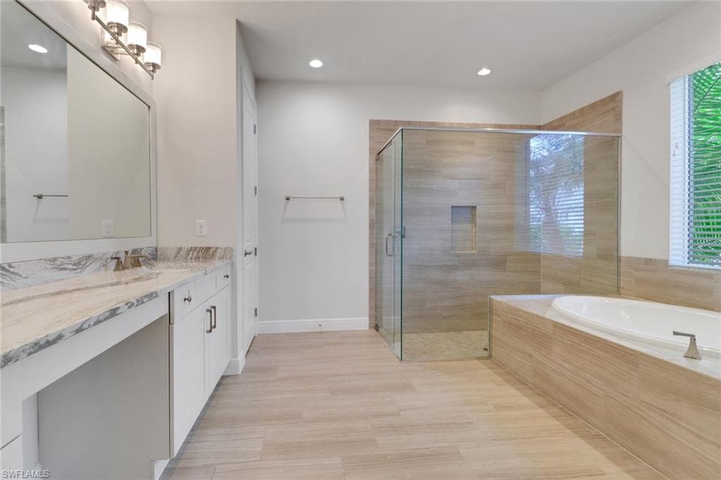 8913 Redonda Dr, Naples, FL 34114-22