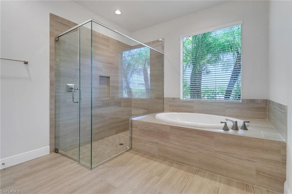 8913 Redonda Dr, Naples, FL 34114-23