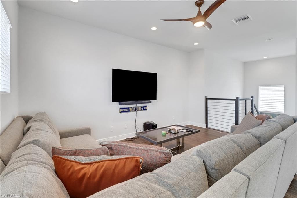 8913 Redonda Dr, Naples, FL 34114-25