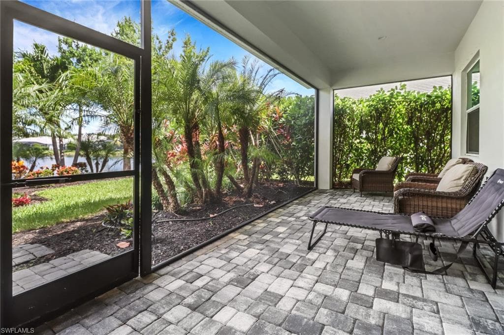 8913 Redonda Dr, Naples, FL 34114-32