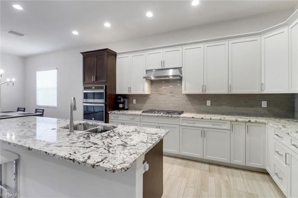 8913 Redonda Dr, Naples, FL 34114-2