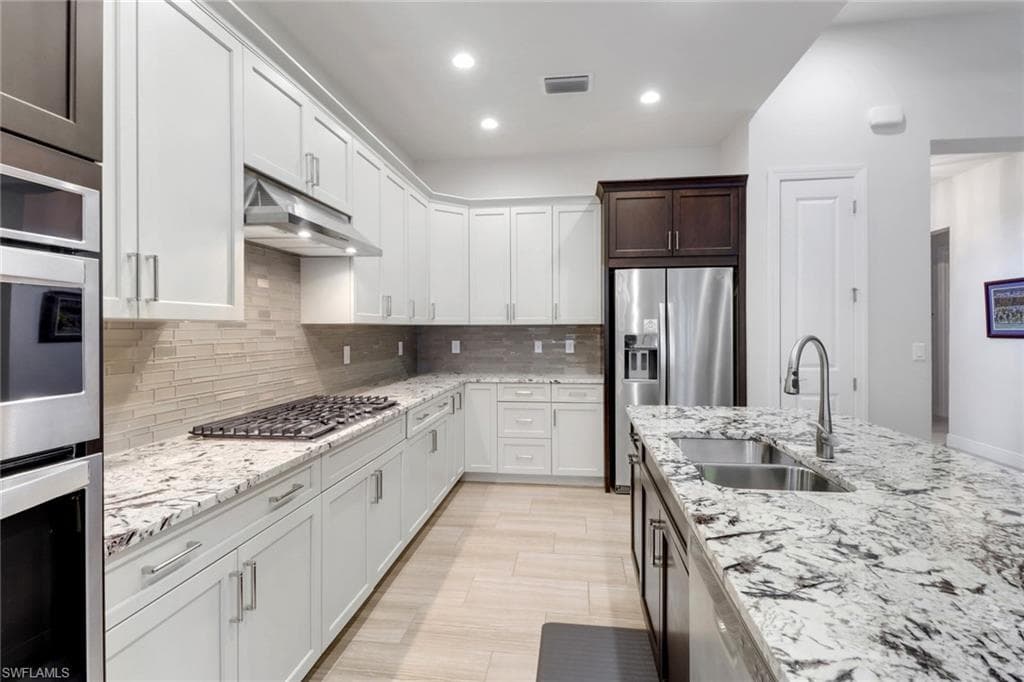 8913 Redonda Dr, Naples, FL 34114-3
