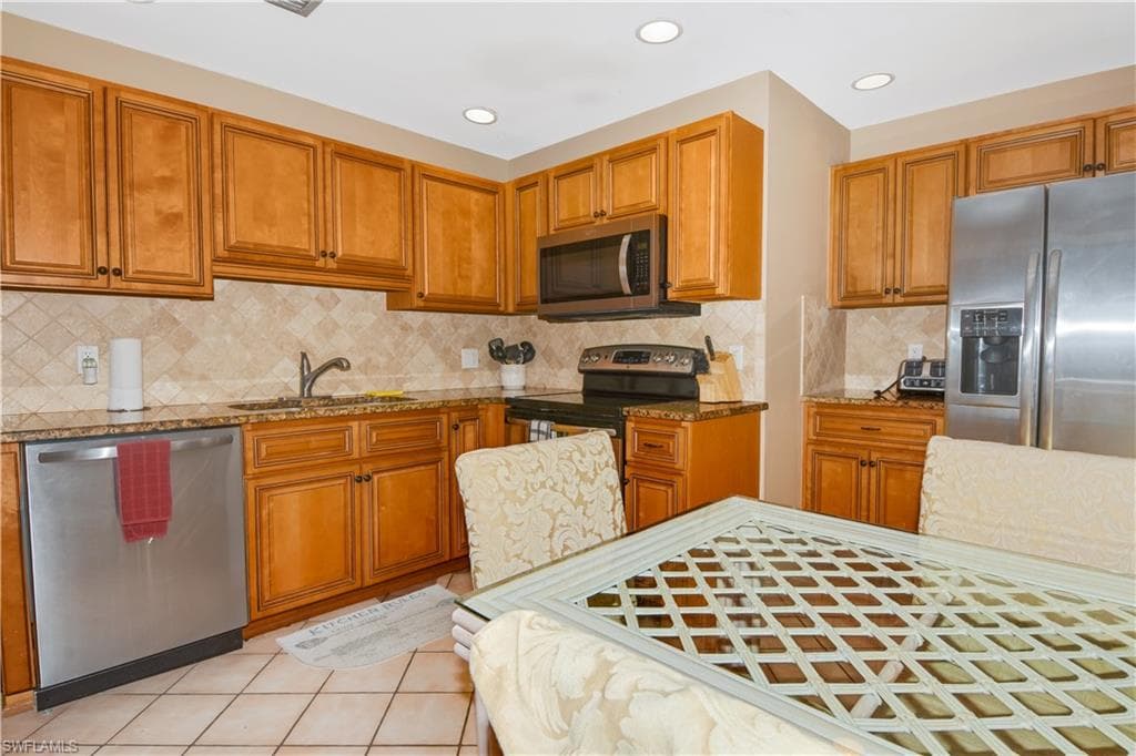 770 93rd Ave N, Naples, FL 34108-3