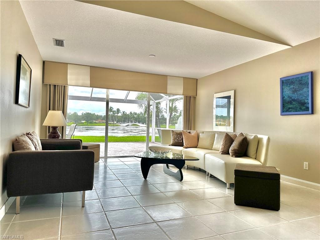 3689 Yakobi Ln, Naples, FL 34119-9