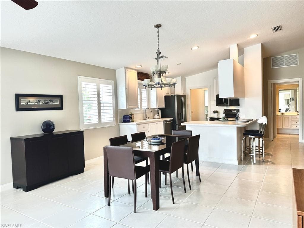 3689 Yakobi Ln, Naples, FL 34119-10