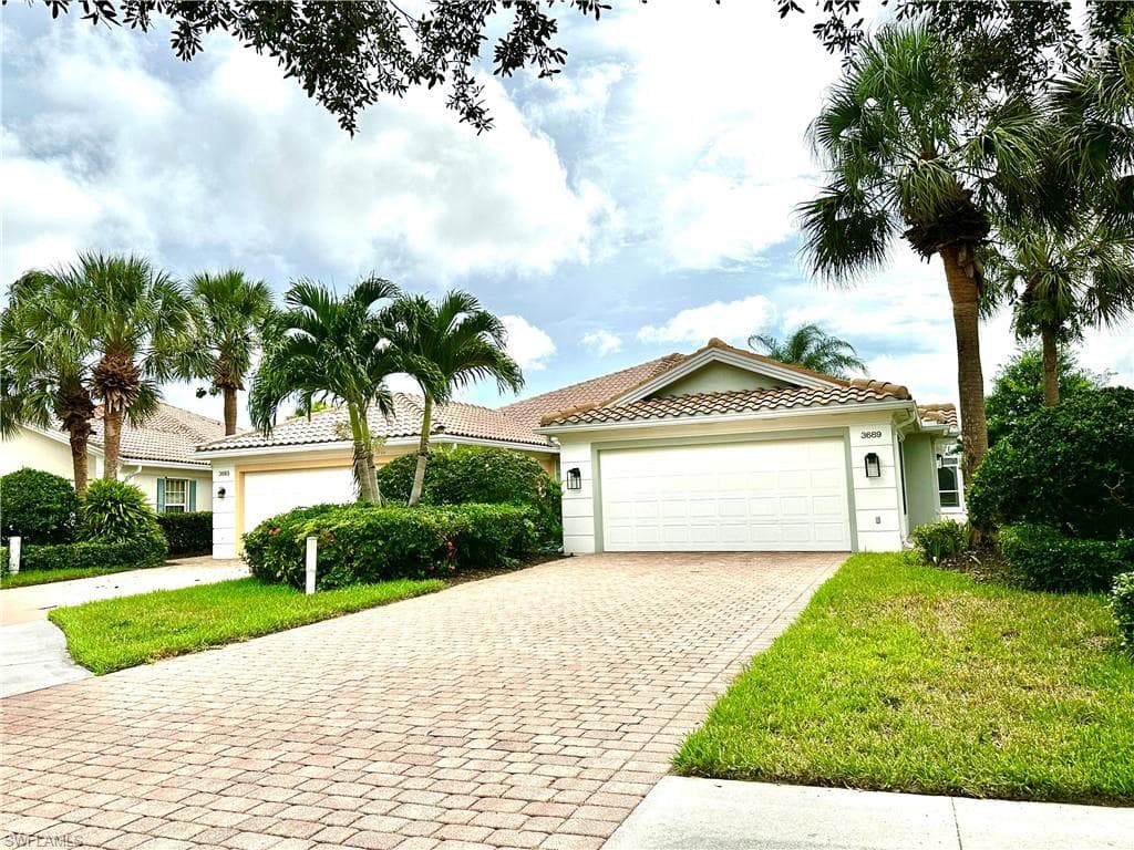 3689 Yakobi Ln, Naples, FL 34119-2