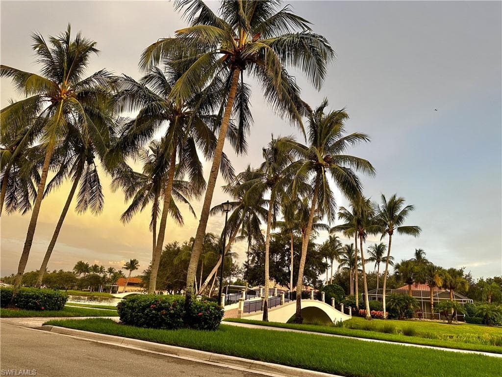 3689 Yakobi Ln, Naples, FL 34119-3