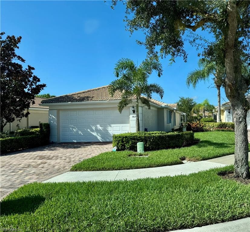 8672 Genova Ct, Naples, FL 34114-1