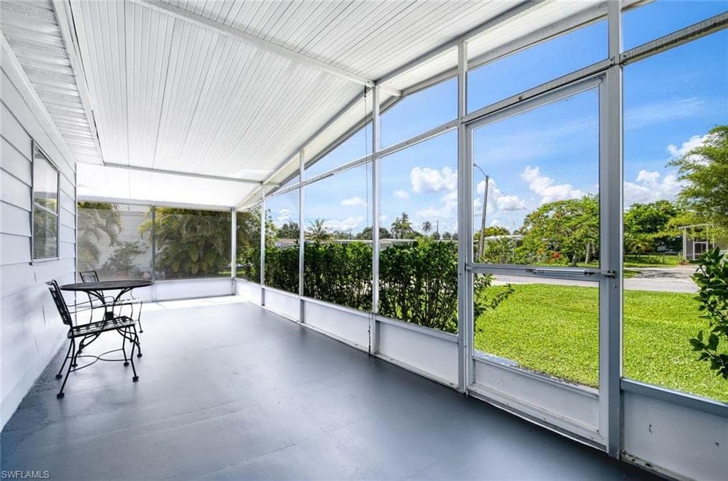 2 Sonderhen Dr, Naples, FL 34114-9