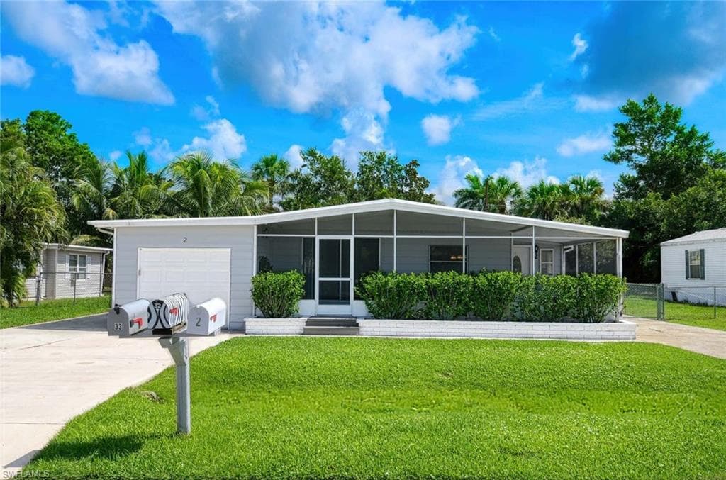 2 Sonderhen Dr, Naples, FL 34114-1