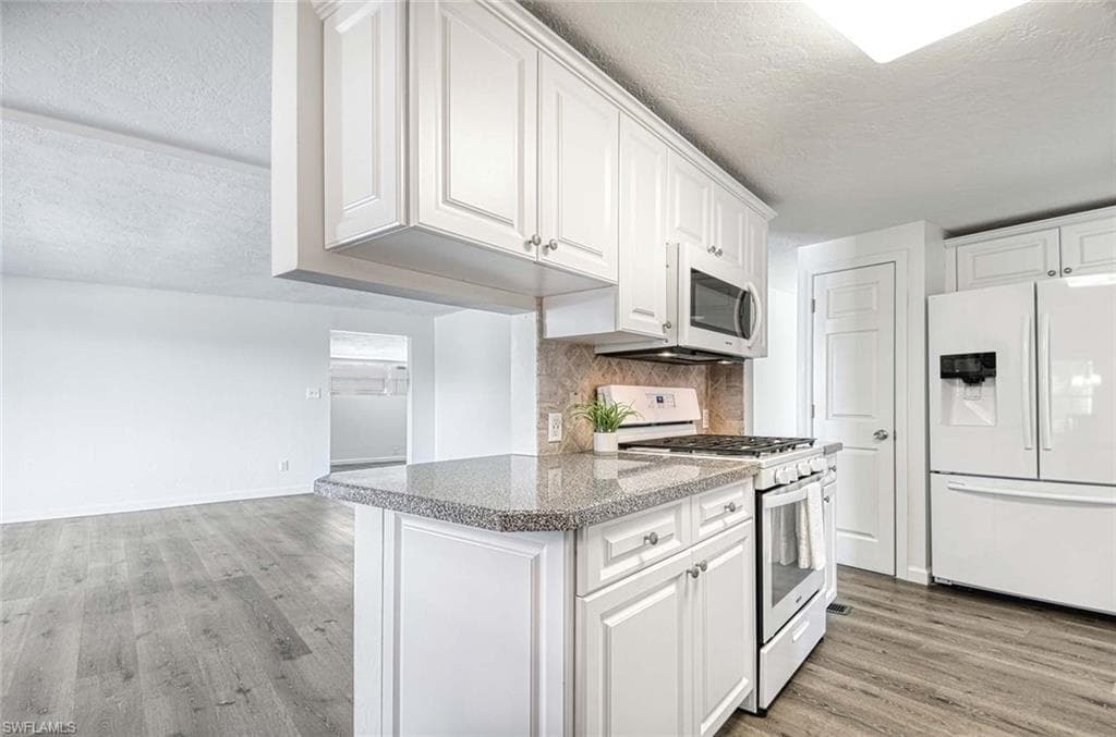 2 Sonderhen Dr, Naples, FL 34114-22