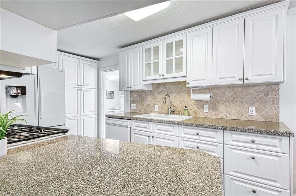2 Sonderhen Dr, Naples, FL 34114-23