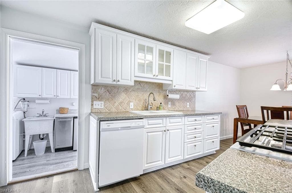 2 Sonderhen Dr, Naples, FL 34114-24