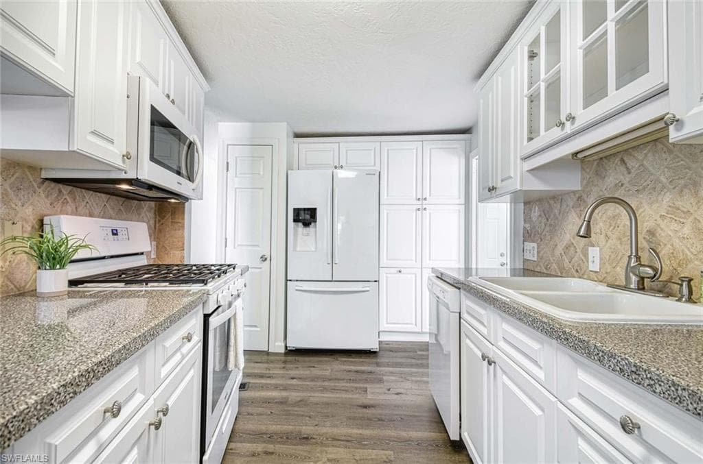 2 Sonderhen Dr, Naples, FL 34114-25