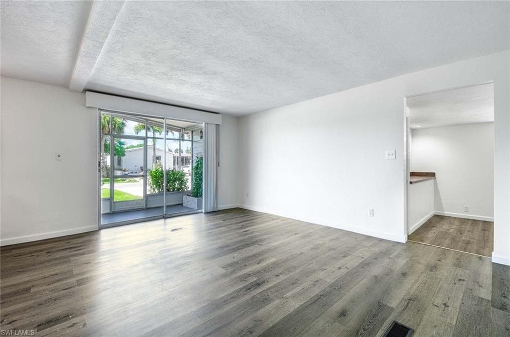 2 Sonderhen Dr, Naples, FL 34114-27